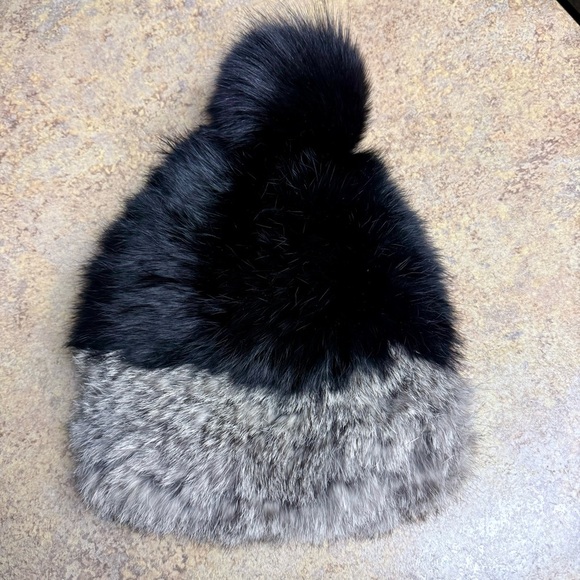 Marcus Adler rabbit fox fur pompom beanie hat - Picture 2 of 4